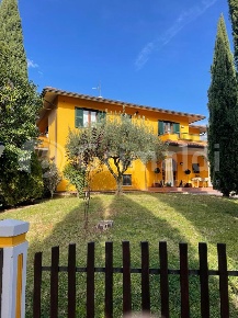 Foto Casa indipendente in Via Primo Maggio 1, Bettona Centro di 490 m²