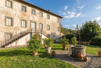 Foto Villa unifamiliare a Pescaglia di 440 m² con 14 locali in vendita