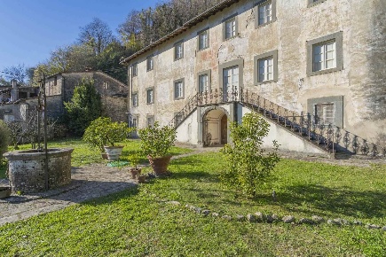 Foto Villa unifamiliare a Pescaglia di 440 m² con 14 locali in vendita