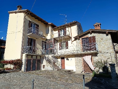 Foto Case semi ndipendenti in Frazione Perducco 32, Zavattarello di 185 m²