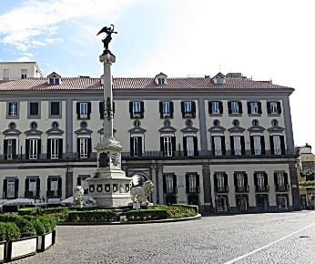 Foto Appartamento a Napoli Chiaia di 220 m² con 5 locali in vendita