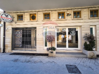 Foto Locale commerciale in Corso Vittorio Emanuele, Floridia di 210 m²