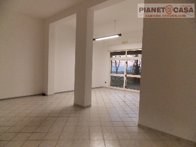 Foto Locale commerciale in Via Padre Carlo Orazi, Castorano Centro