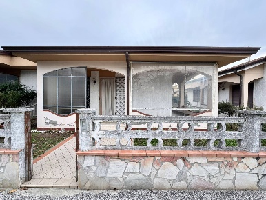 Foto Villa unifamiliare in via Marconi, Viareggio Torre del Lago di 120 m²