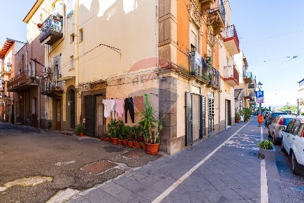 Foto Appartamento in Via Francesco Crispi, Adrano di 236 m² con 6 locali