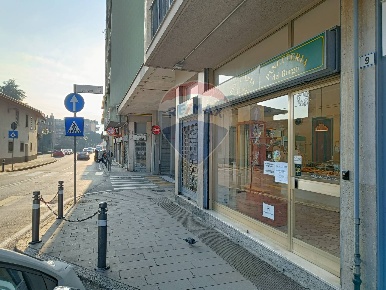 Foto Negozio in Piazza Papa Giovanni XXIII, Torre Boldone Centro di 62 m²