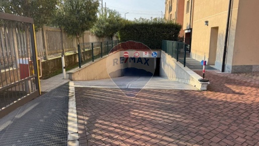 Foto Box in Via Comune Antico, Milano Greco - Segnano di 56 m² con 1 locali