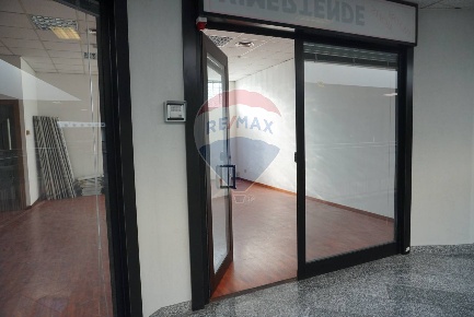 Foto Negozio in Via Kennedy, Brugherio Centro di 47 m² con 1 locali