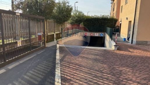 Foto Box in Via Comune Antico, Milano Greco - Segnano di 25 m² con 1 locali