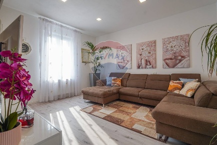 Foto Villa bifamiliare a Dalmine Brembo, Mariano di 233 m² con 4 locali