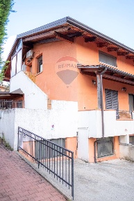 Foto Appartamento in via Beato Josèmaria Escrivà, Cerisano di 120 m²