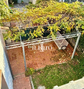 Foto Villa bifamiliare a Viareggio Torre del Lago di 112 m² con 8 locali