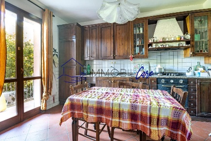 Foto Villa bifamiliare a Vicopisano Centro di 222 m² con 7 locali