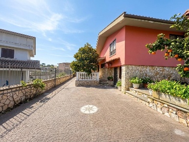 Foto Villa unifamiliare in Via B. Pinturicchio 3, Mentana Villa Fiorita