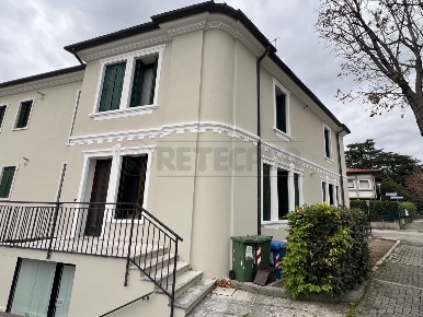 Foto Locale commerciale a Bassano del Grappa Centro di 130 m² in affitto