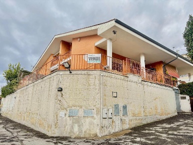 Foto Villa unifamiliare in Via Tito Livio 64, Guidonia Montecelio di 180 m²