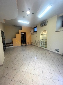 Foto Locale commerciale a Senigallia Centro Storico di 46 m² con 2 locali