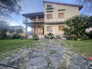 Foto Villa singola a Pietrasanta Ripa Pozzi Querceta Ponterosso di 260 m²