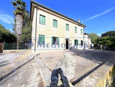 Foto Casa indipendente in Piazza san benedetto, Rovigo di 375 m² in vendita