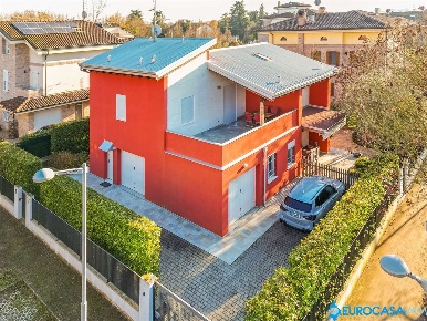 Foto Villa bifamiliare in via Oriele Beltrami 34, Carpi Cibeno di 270 m²