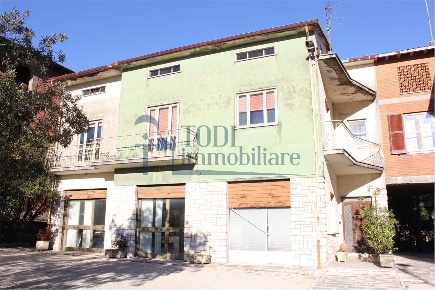 Foto Appartamento in Via Cortesi 94, Todi Centro di 200 m² con 4 locali