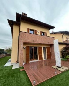Foto Villa a schiera in Via Manzoni, Albiolo di 202 m² con 8 locali