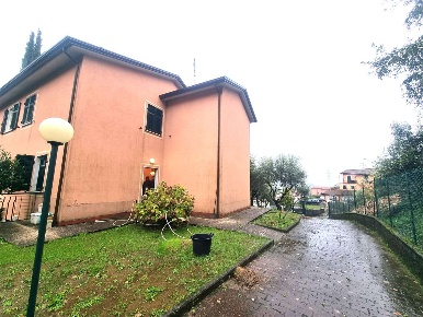 Foto Villa unifamiliare a Sarzana di 170 m² con 8 locali in vendita
