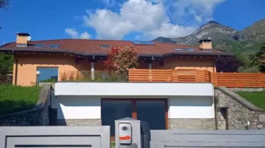 Foto Villa bifamiliare in Via Castello, Griante di 273 m² con 6 locali