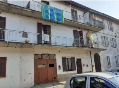 Foto Appartamento in Via XXV Aprile, Besozzo Centro di 162 m² con 8 locali