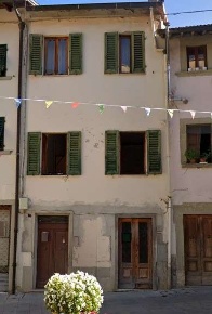 Foto Appartamento in Via Piazza Umberto I, Londa Centro di 211 m² all'asta