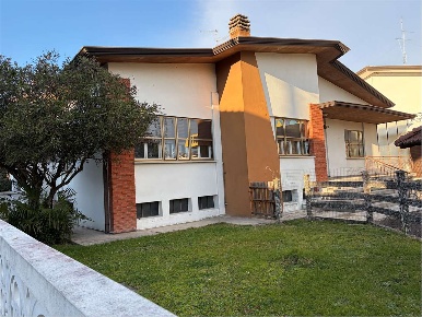 Foto Casa indipendente in Via Sclavons, Cordenons Centro di 215 m²