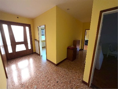 Foto Casa indipendente in Via Sclavons, Cordenons Centro di 215 m²