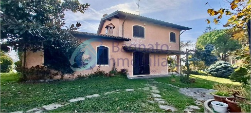 Foto Villa unifamiliare a Coniolo di 200 m² con 7 locali in vendita