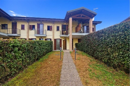 Foto Villa a schiera in Via Alessandro Volta 30/B, Ternate di 230 m²
