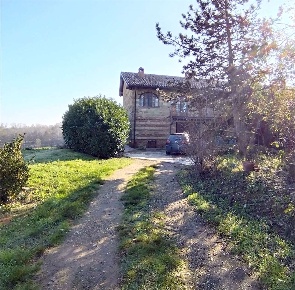 Foto Rustico a Conzano di 250 m² con 8 locali in vendita