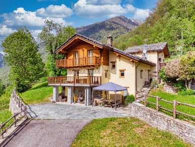 Foto Villa unifamiliare in Località Jujeo 8, Fontainemore di 270 m²