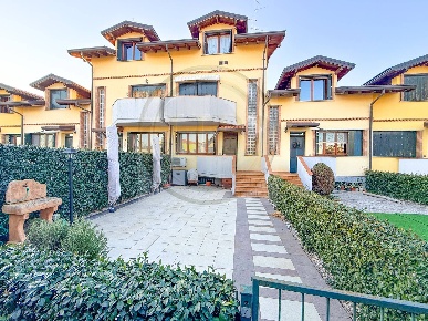 Foto Villa a schiera in via Adda, Cavaria con Premezzo Centro di 162 m²