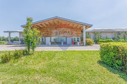 Foto Locale commerciale a Carpi Cibeno di 2000 m² con 1 locali in vendita