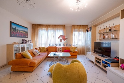 Foto Appartamento in Via Carlo Perini, Milano Quarto Oggiaro di 111 m²