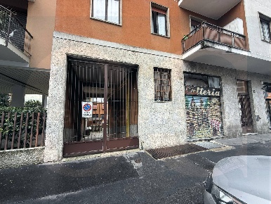 Foto Locale commerciale a Milano Baggio di 80 m² con 2 locali in vendita