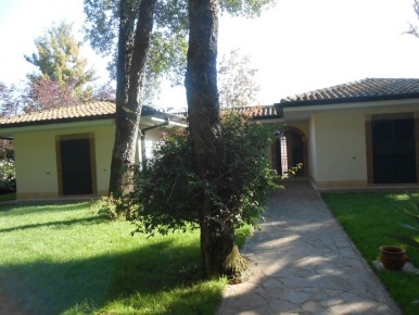 Foto Villa singola in via dei Lecci, Cisterna di Latina Centro di 320 m²