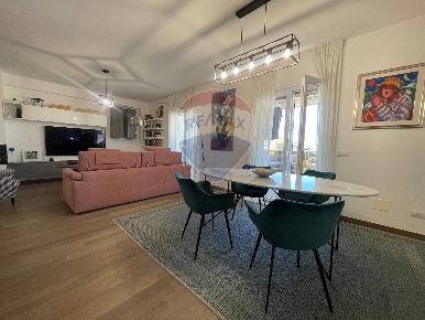 Foto Appartamento in Via Domenico Renna, Bari Palese di 200 m² con 7 locali