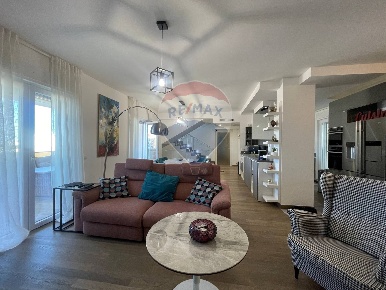 Foto Appartamento in Via Domenico Renna, Bari Palese di 200 m² con 7 locali