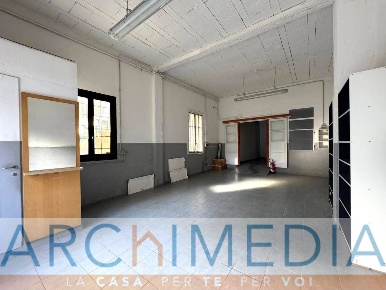 Foto Magazzino in Via Don Minzoni, Vedano Olona Centro di 84 m² in affitto