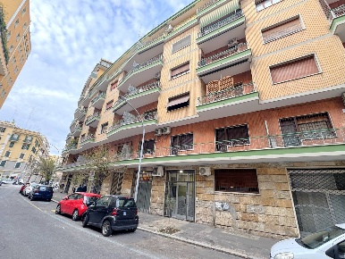 Foto Appartamento in Via Casoria, Roma Re di Roma di 95 m² con 5 locali