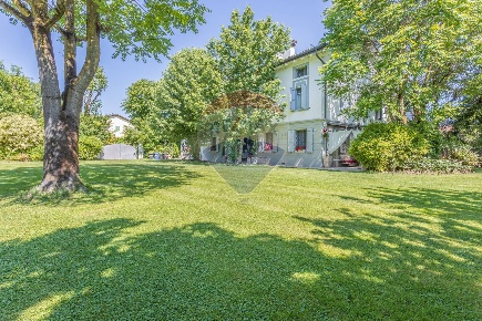 Foto Villa singola a Carpi Cibeno di 679 m² con 11 locali in vendita