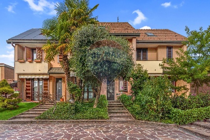 Foto Villa a schiera in via Ancona, Rho Passirana - Biringhello di 182 m²