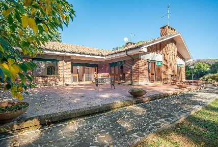 Foto Villa singola in Via di Tor Carbone, Roma Torricola - Tor Carbone