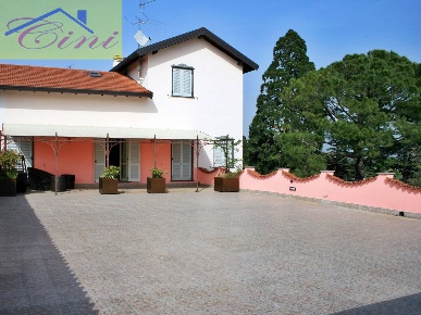 Foto Appartamento in piazza martiri della libertà, Rogeno Centro di 172 m²