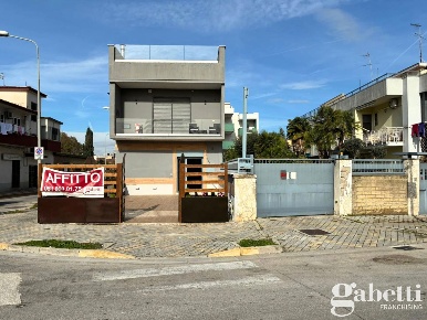 Foto Negozio in Via NAZIONALE DELLE PUGLIE 00, Pomigliano d'Arco Centro